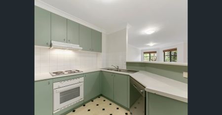 Two bedroom apartment in sought after location - Photo 3