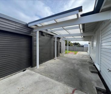 Modern family home on Karaka - Photo 2