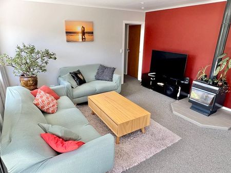 Tidy Family Home - 2 minutes to everything! - Photo 3