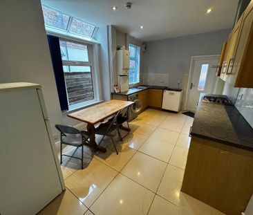 4 bedroom terraced house to rent - Photo 6