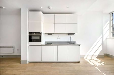 A Spacious, bright, open plan Studio flat with separate bedroom area situated in the centre of Whitechapel a short walk from transport links. - Photo 5