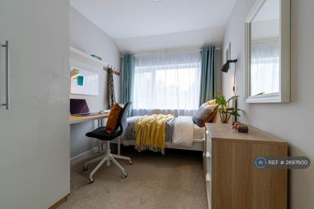 4 bedroom semi-detached house to rent - Photo 5