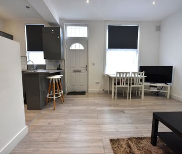 2 bedroom House in Glossop Street, Leeds - Photo 2