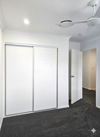 3 BEDROOM 2 BATHROOM TOWNHOUSE - FULLY DUCTED AIR CON - Photo 4