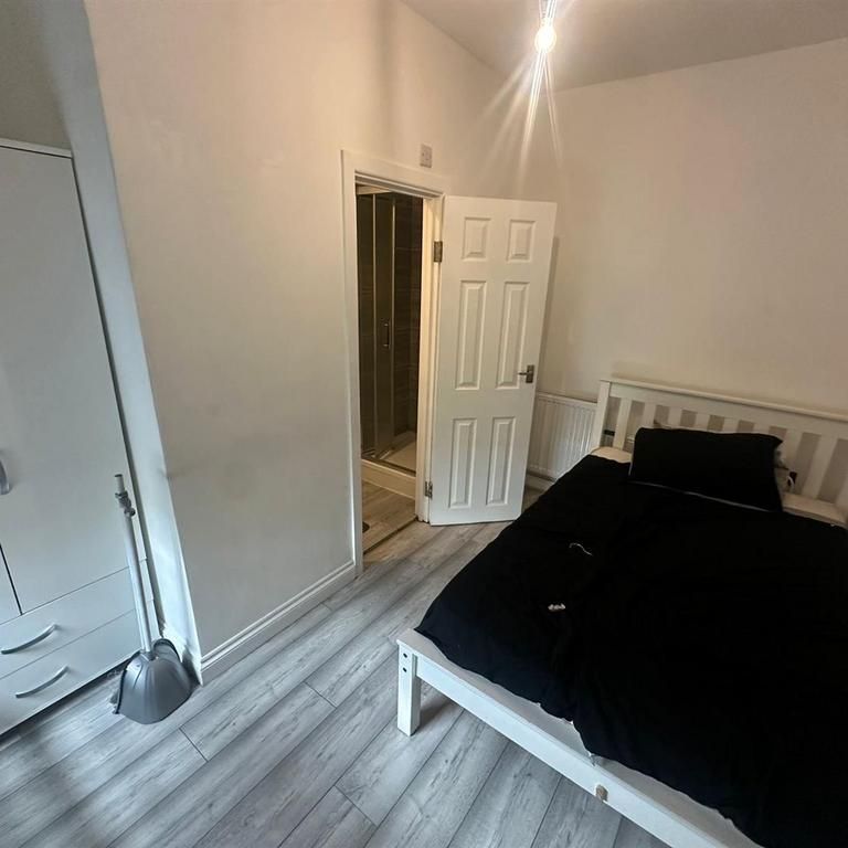 1 bedroom in a house share to rent - Photo 1