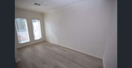 Modern 3 Bedroom Courtyard Home - Photo 3