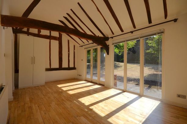 5 bedroom barn conversion to rent - Photo 1