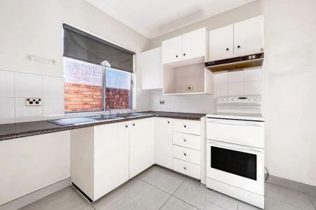WELL PRESENTED 2 BEDROOM VILLA WITH LOCK UP GARAGE - Photo 5