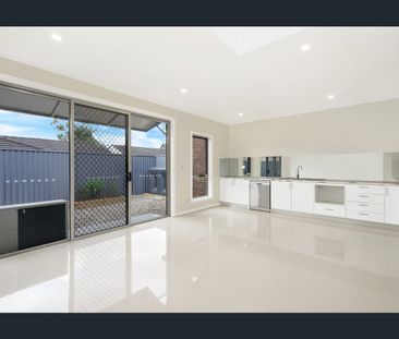 Modern & Spacious Townhouse Living in the Heart of Girraween!! - Photo 2