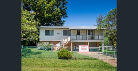 Family home on a 809m block with shed - Photo 2