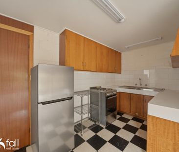 Well presented unit offering low maintenance living - Photo 2