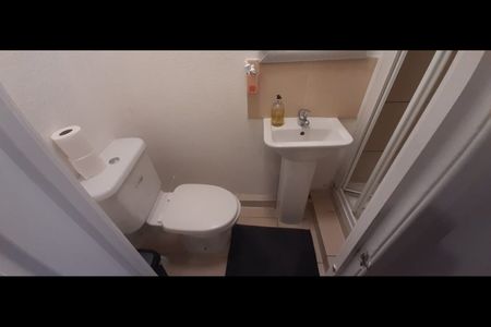 Room in a Shared Flat, London, N15 - Photo 5