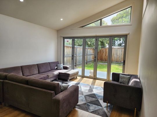 Laverton - Photo 1