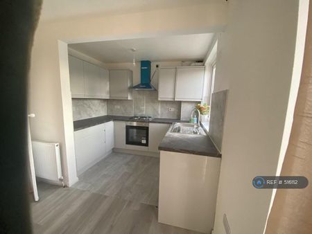 3 bedroom end of terrace house to rent - Photo 4