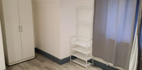 A Stunning Double Room available in Eltham Palace Road - Photo 2