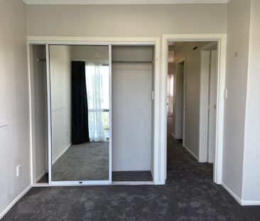 Convenient Terrace Living - Photo 3