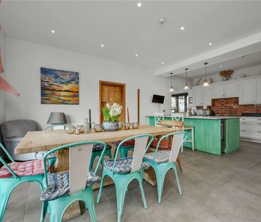 Understood to date from 1905, West End House has been in the same f... - Photo 2