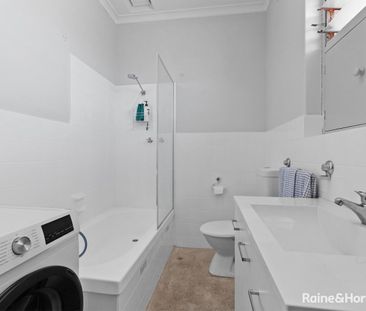 Gorgeous Upstairs Unit In This Prime Near City Location!! - Photo 4