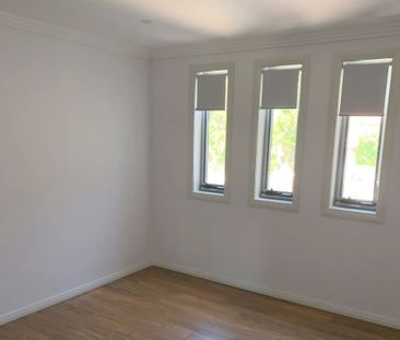 Modern 2-Bedroom Townhouse - Walk to Station, Shops & Schools!! - Photo 1