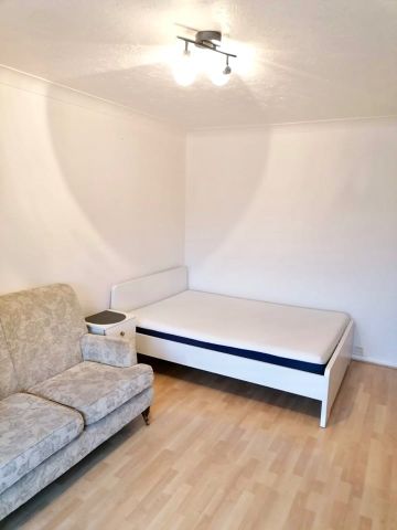 Studio Flat, Oxley Close, SE1 - Photo 4