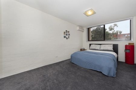 Stylish Double-Storey Living in a Prime North Melbourne Pocket - Photo 5