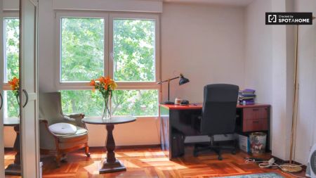 Huge room in 7-bedroom apartment in Salamanca - Photo 2
