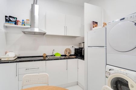 Bright exterior room with balcony in Plaza Mayor - Photo 5