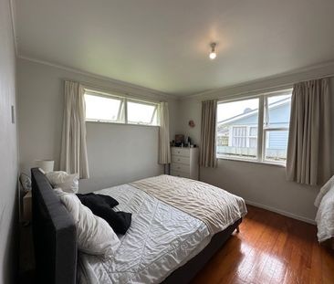 Spacious 3-Bedroom House with Expansive Backyard in Papakura - Photo 3