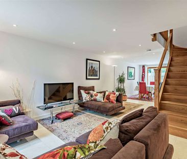 Contemporary house in a desirable location - Photo 1