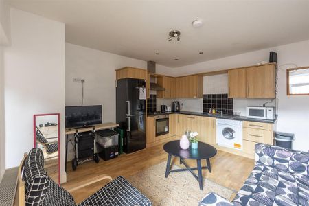 3 bedroom flat to rent - Photo 5