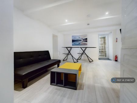 1 bedroom in a house share to rent - Photo 2