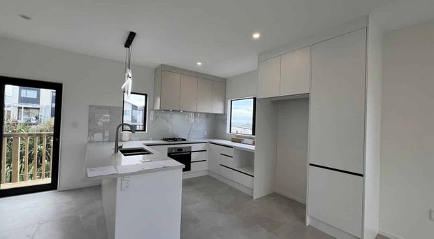 Stunning Three Bedroom Property - Photo 1