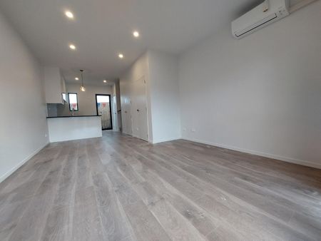 Modern Townhouse 2 Bedrooms - Photo 2