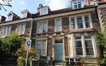 A large studio apartment on Blenheim Road with a separate kitchen and access to a garden. - Photo 4