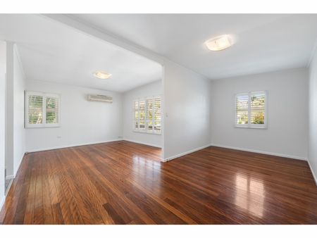 Charmingly Renovated High-side Corinda Home - Photo 3