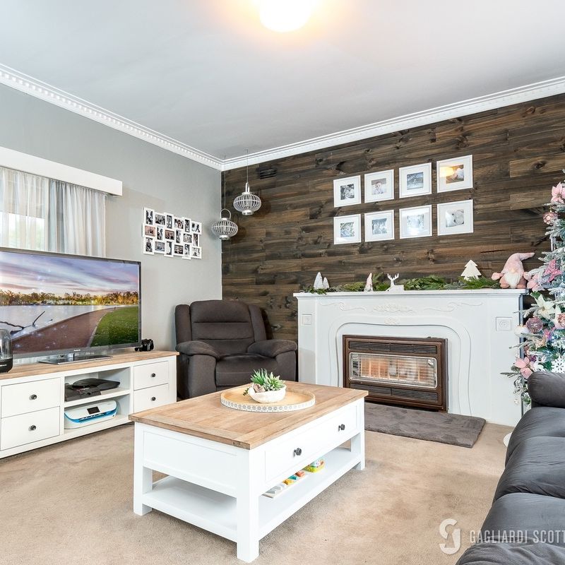 Stunning 3 Bedroom Home - Photo 1