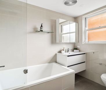 DEPOSI TAKEN - Stylishly Renovated Beachside Apartment - Walk to Ma... - Photo 1