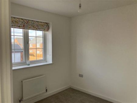 3 bedroom semi-detached house to rent - Photo 3