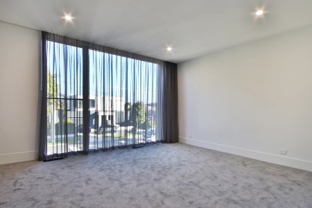 BE IMPRESSED BY STYLE, SPACE & SOPHISTICATION! - Photo 5