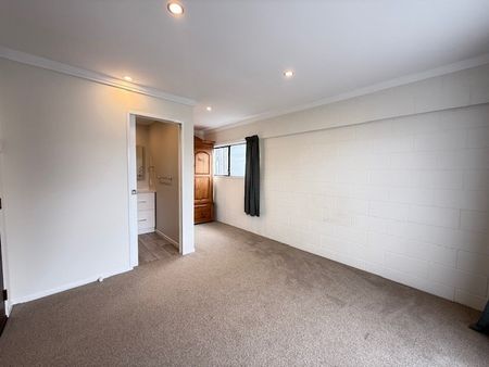 Spacious 4-Bedroom Home in Prime Browns Bay Location! - Photo 5