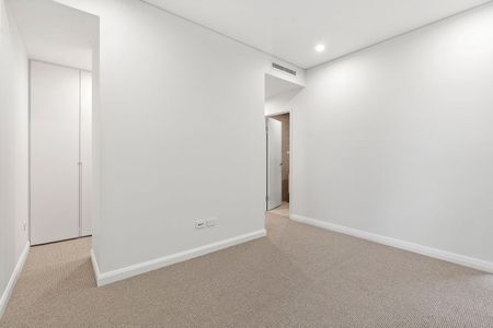 Luxury Three Bedroom Apartment With Parking! - Photo 2