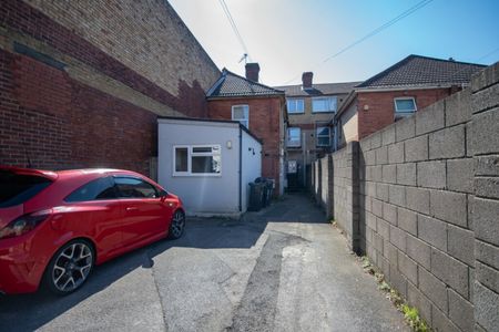 GROUND FLOOR FLAT Holdenhurst Rd SHELBOURNE CLOSE - Photo 3