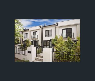 Stunning 3 Storey 3 Bedroom Townhouse for Rent - Photo 4