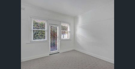Suburban Charm Meets City Convenience – Spacious 2-Bed Apartment Near Chapel Street - Photo 2