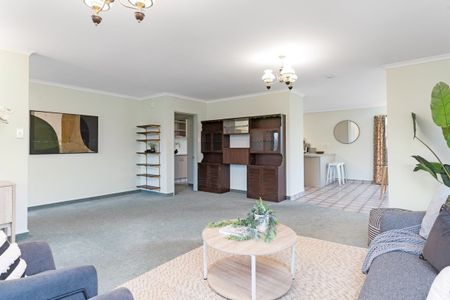 Short Term Lease 6 - 8 months - Spacious Family Home in Quiet Cul-de-Sac - Photo 2