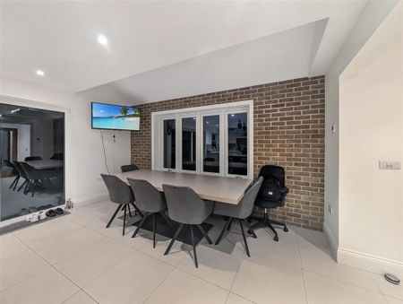 4 bedroom detached house to rent - Photo 4