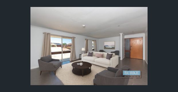 SPACIOUS FAMILY HOME - GREAT LOCATION! - Photo 1