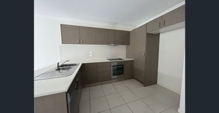 Spacious 3 Bedroom Townhouse in a Convenient Location - Photo 5