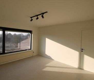 Gerenoveerd 2-slaapkamerappartement met terras en garage. - Foto 4