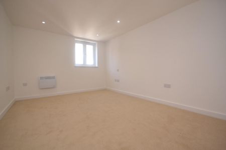 2 bedroom Flat To Let - Photo 4